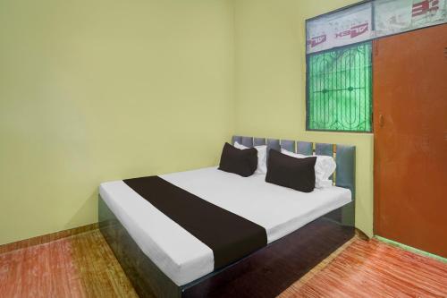 Postel nebo postele na pokoji v ubytování Hotel O Tejaswi Hotel