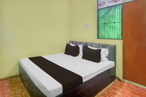 Postel nebo postele na pokoji v ubytování Hotel O Tejaswi Hotel