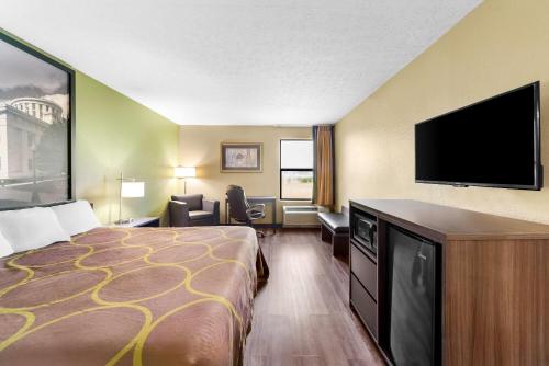 Televisyen dan/atau pusat hiburan di Super 8 by Wyndham Bellefontaine