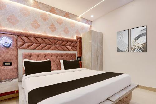Ένα ή περισσότερα κρεβάτια σε δωμάτιο στο Hotel O JC Luxury Hotel