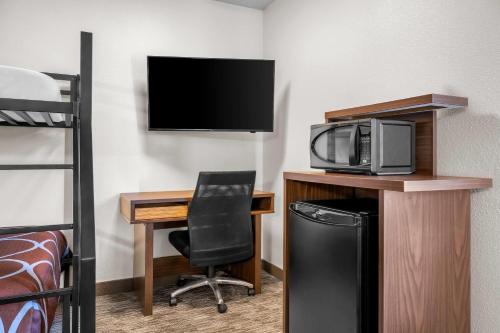 Televisyen dan/atau pusat hiburan di Super 8 by Wyndham Custer/Crazy Horse Area