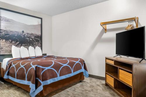 Televisyen dan/atau pusat hiburan di Super 8 by Wyndham Custer/Crazy Horse Area