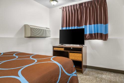 Televisyen dan/atau pusat hiburan di Super 8 by Wyndham Custer/Crazy Horse Area