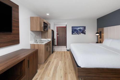 Katil atau katil-katil dalam bilik di Hawthorn Extended Stay by Wyndham Springdale