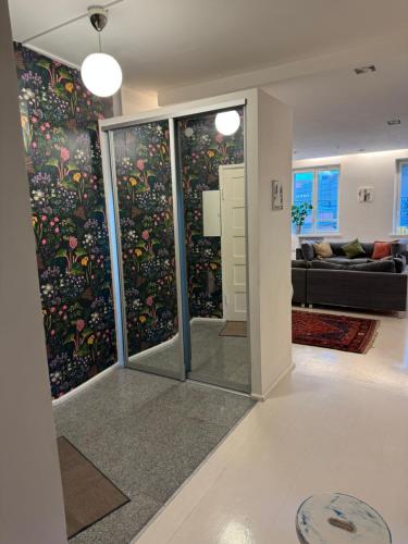 un salon avec un grand mur de portes vitrées dans l'établissement Luxurious 85m2 Hakaniemi, Helsinki Center, Apartment Next to Metro, à Helsinki