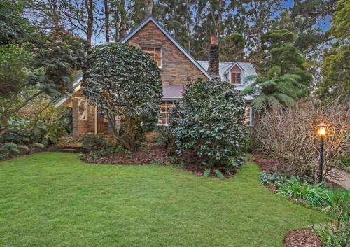 Una casa con un césped verde delante de ella. en Cartref, Vintage Welsh Charm Meets Modern Comfort, en Mount Dandenong