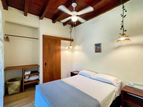 a bedroom with a bed and a ceiling fan at Suite vista al mar I ABNB in Ayampe