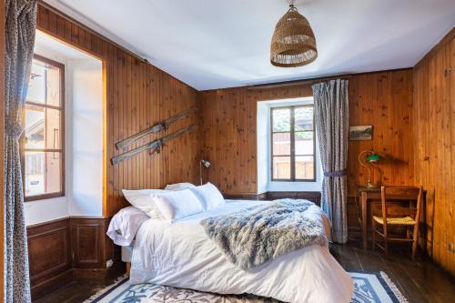 Una cama o camas en una habitación de Very Nice Chalet Near The Slopes Courchevel