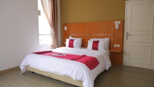Postel nebo postele na pokoji v ubytování Diyar Villas Puncak K3/9