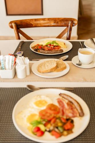 Una mesa con dos platos de desayuno encima. en Casa Blanca Boutique Hotel Pension, en Windhoek