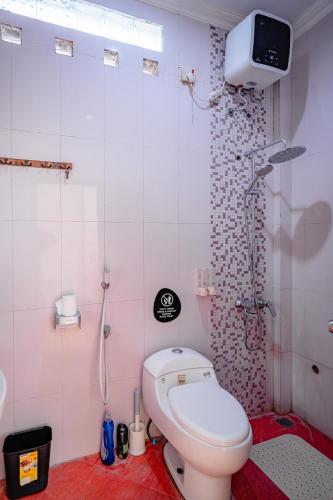 a small bathroom with a toilet and a shower at INEZ Homestay in Timuran