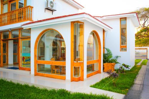 a house with arched windows and a balcony at Hotel Boutique La Angostura in Ica