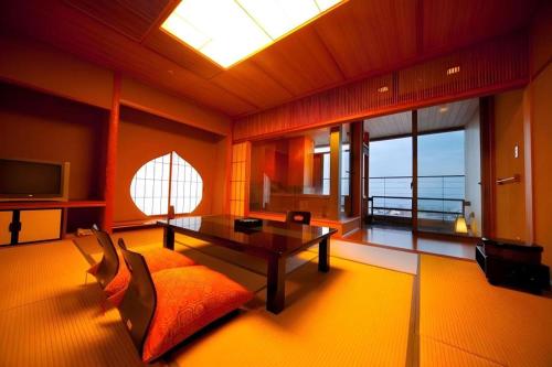 a living room with a table and a couch at Kannawa Onsen Hotel Sansuikan in Beppu