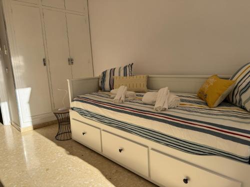 Una cama o camas en una habitación de Piso en avenida principal 4 habitaciones