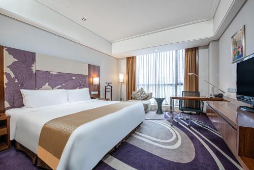TV a/nebo společenská místnost v ubytování Holiday Inn Qingdao City Center by IHG - May 4th Square