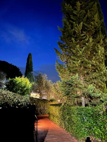 a garden at night with a tree and a pathway at Residence Poggio Golf Chianti Firenze in Impruneta