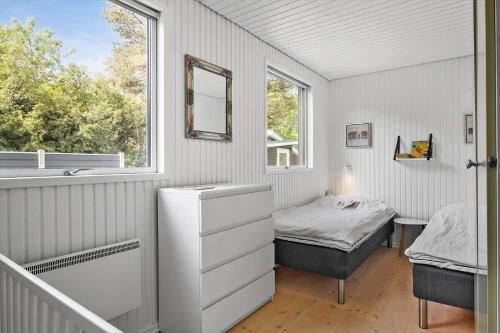 ein kleines Schlafzimmer mit einem Bett und einem Fenster in der Unterkunft OH507 Hadsund - Ved Fruerlund 1 in Hadsund