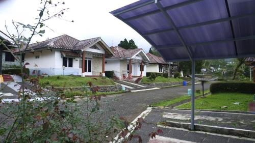 eine Reihe von Häusern in einer Wohnstraße in der Unterkunft Diyar Villas Puncak F4/8 in Puncak