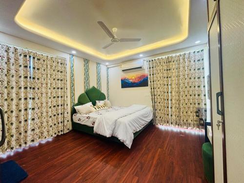 En eller flere senge i et værelse på Rawat home stays 2