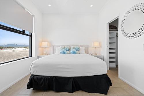 凯恩斯Mountain Air and Modern Flair 'Your Cairns Getaway'的一间带大床和窗户的白色卧室