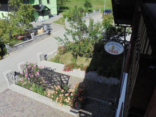 una vista aérea de una calle con flores y un cartel en Guest House Ema, en Crni Lug
