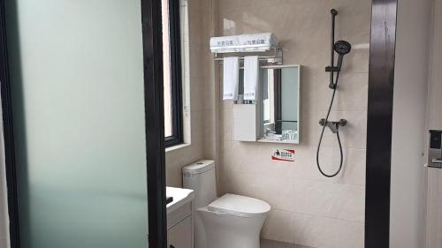 Ein Badezimmer in der Unterkunft Shiyi Business Hotel Pazhou-Free shuttle bus for canton fair