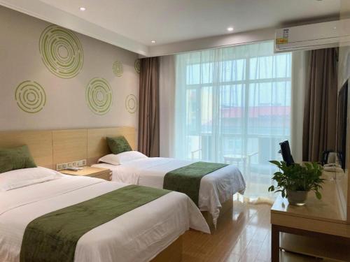 Postel nebo postele na pokoji v ubytování GreenTree Inn Xingtai Qinghe County Wusong Park