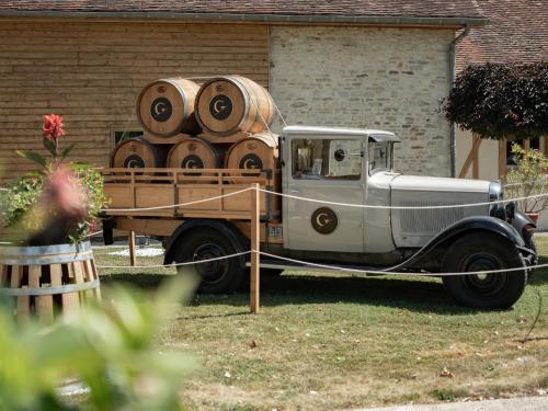 an old truck with barrels on the back of it at Logis Hôtel-Restaurant Domaine de Montecristo in Bourguignons