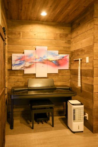a room with a desk with a laptop on it at グッドタイム細越 in Aomori