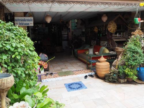 Three J Guesthouseにある庭