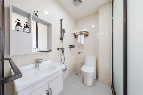 Ein Badezimmer in der Unterkunft Shiyi Business Hotel Pazhou-Free shuttle bus for canton fair