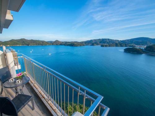 a balcony with a view of a large body of water at Ryoso Uminocho in Ise