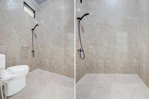 a bathroom with a shower and a toilet at OYO 94758 Kamila House in Pekanbaru