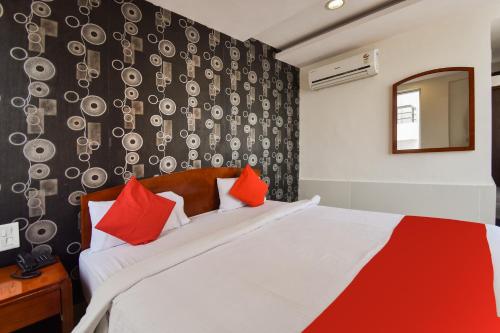 Postel nebo postele na pokoji v ubytování Hotel O Grand Decor