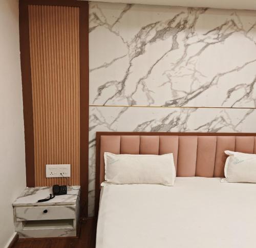 Una cama o camas en una habitación de Hotel Geetha International