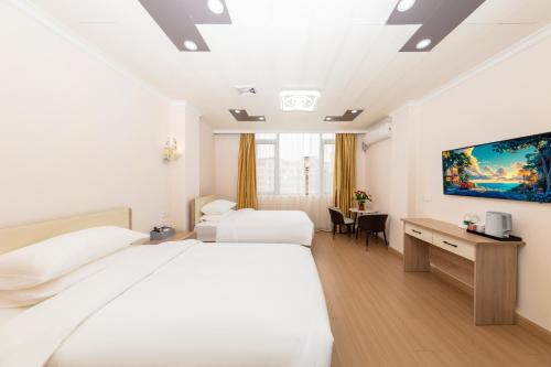 Ein Bett oder Betten in einem Zimmer der Unterkunft Shiyi Business Hotel Pazhou-Free shuttle bus for canton fair