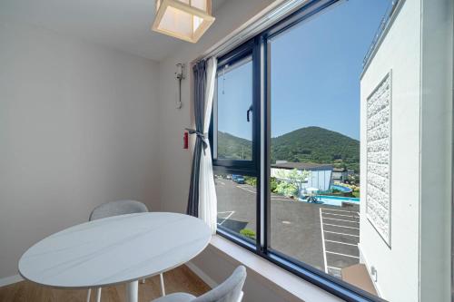 Ein allgemeiner Bergblick oder ein Berglick von des Hotels aus