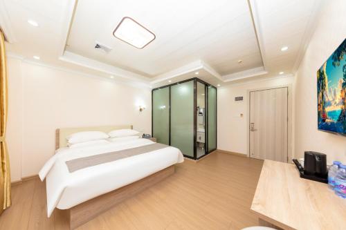 Ein Bett oder Betten in einem Zimmer der Unterkunft Shiyi Business Hotel Pazhou-Free shuttle bus for canton fair