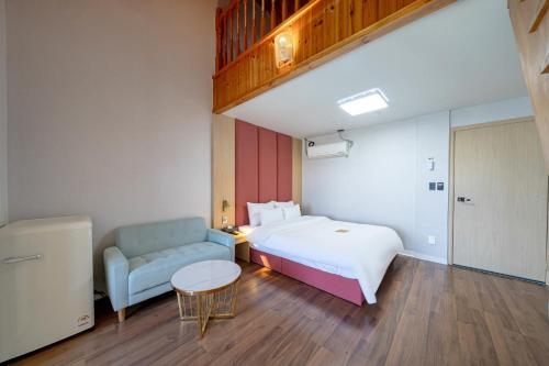 Ein Bett oder Betten in einem Zimmer der Unterkunft Brown Dote Hotel Geunpohang