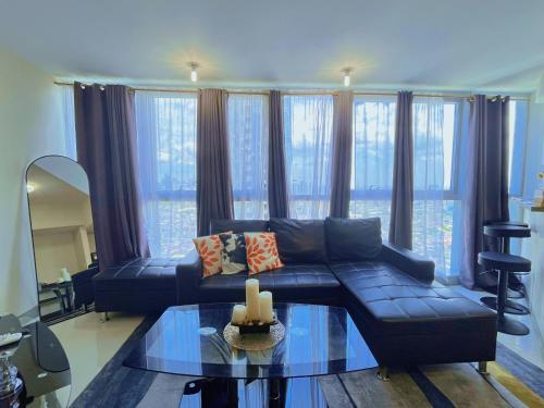 Χώρος καθιστικού στο LUX 2BR Uptown BGC, 70sqm, Balcony, Rooftop Pool & 5G WiFi, Ste 34