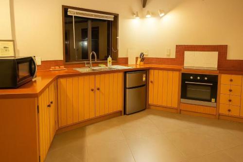 Dapur atau dapur kecil di Pure Motel