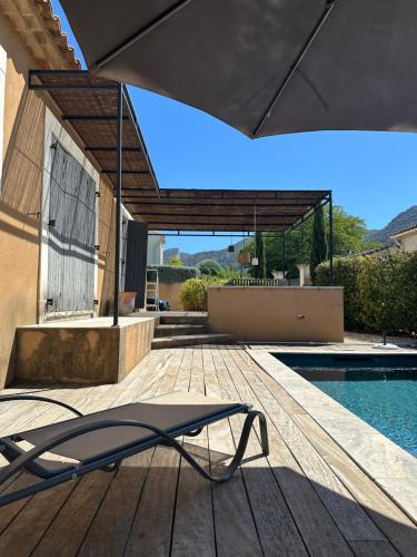 House with a view of Luberon and a pool