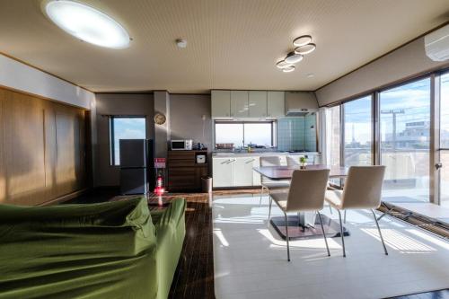 Dapur atau dapur kecil di 65m2 Free parking Modern Japanese style Toys for kids Great sunlight Kids can relax