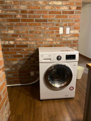 Afbeelding uit fotogalerij van Charming Home with Rustic Brick Walls Quiet Area, 15 min to Gimpo Airport 