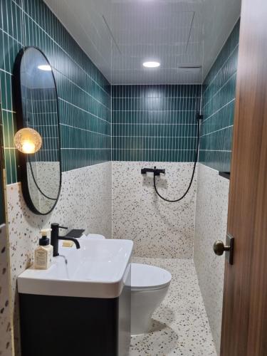 ein Badezimmer mit Waschbecken und Toilette in der Unterkunft Charming Home with Rustic Brick Walls Quiet Area, 15 min to Gimpo Airport 