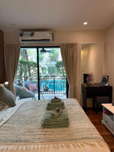 Un dormitorio con una cama con dos toallas encima. en Pool Access Beachfront Studio, en Phuket