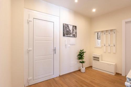 アスティにあるSella Suite Apartmentの鉢植えの白い扉