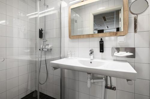 Ένα μπάνιο στο Best Western Hotel Svava