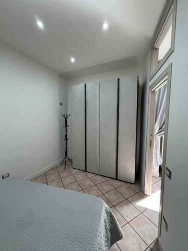 a white room with a bed and a window at Holiday Home Old Street in Scafati