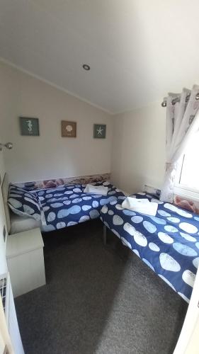 Ένα ή περισσότερα κρεβάτια σε δωμάτιο στο Edinburgh Seaside Retreat - Haven Seton Sands, Port Seton